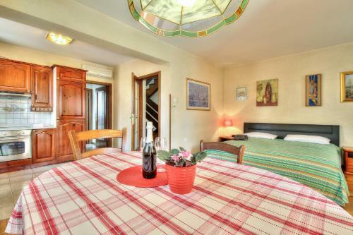 House With Apartment Degy