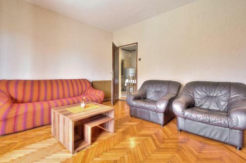 Hostal Lovri? House With Apartments