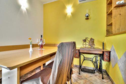 Hostal Lovri? House With Apartments