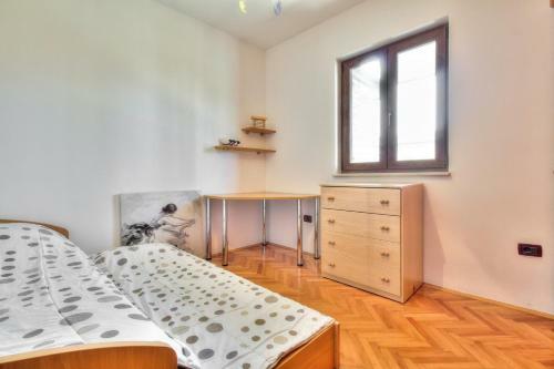 Hostal Lovri? House With Apartments