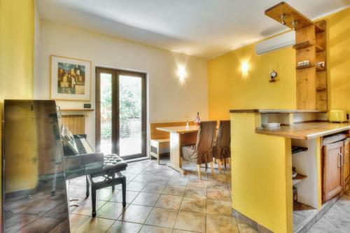 Hostal Lovri? House With Apartments