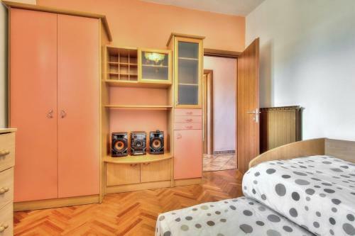 Hostal Lovri? House With Apartments