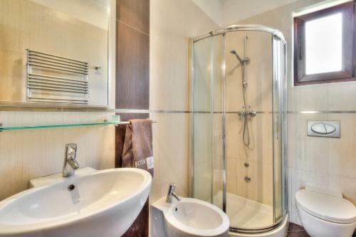Hostal Lovri? House With Apartments