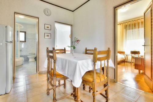 Hostal Lovri? House With Apartments
