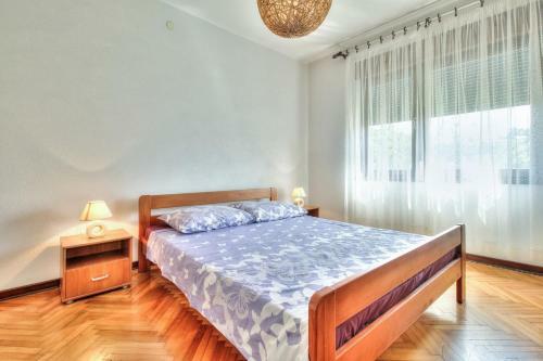 Hostal Lovri? House With Apartments