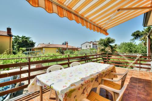 Hostal Lovri? House With Apartments