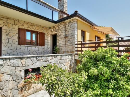 Hostal Lovri? House With Apartments
