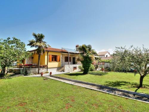 Hostal Lovri? House With Apartments