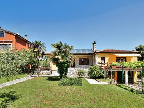 Hostal Lovri? House With Apartments