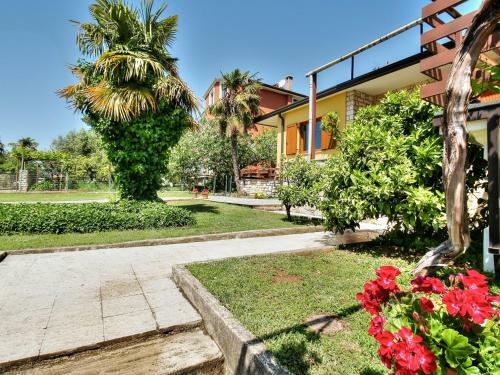 Hostal Lovri? House With Apartments
