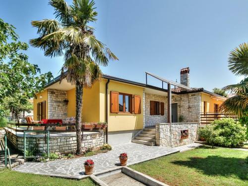 Hostal Lovri? House With Apartments