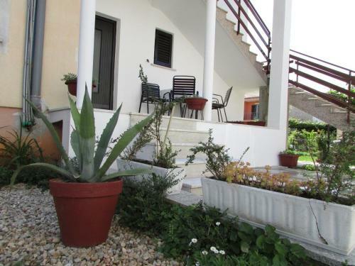 Mirela House With Apartment