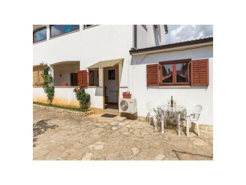 One-bedroom Apartment In Vabriga