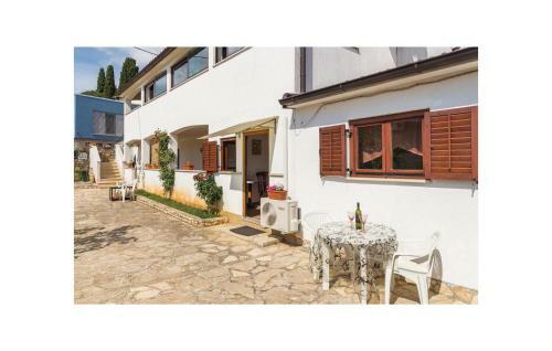 One-bedroom Apartment In Vabriga
