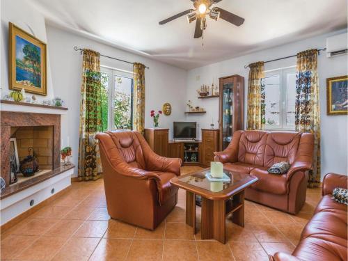 Four-bedroom Holiday Home In Vabriga