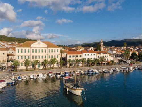 Three-bedroom Apartment In Vela Luka
