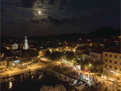 Three-bedroom Apartment In Vela Luka