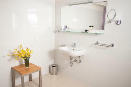 Eol Apartments