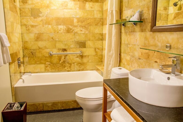 Doubletree By Hilton - The Tudor Arms Hotel