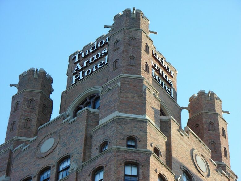 Doubletree By Hilton - The Tudor Arms Hotel