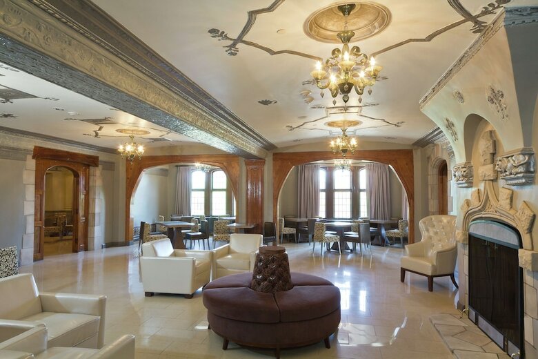 Doubletree By Hilton - The Tudor Arms Hotel