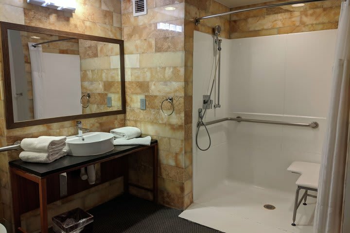 Doubletree By Hilton - The Tudor Arms Hotel