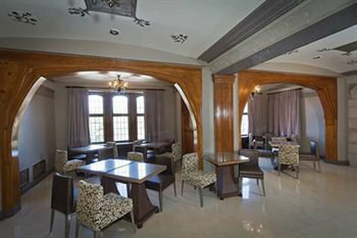 Doubletree By Hilton - The Tudor Arms Hotel