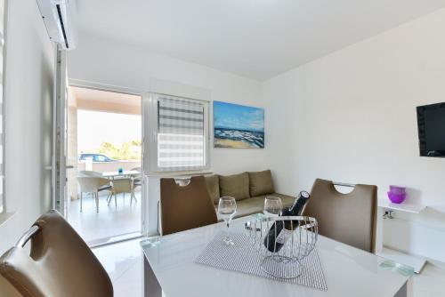Apartments Veli?
