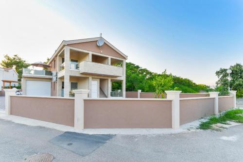 Apartments Veli?