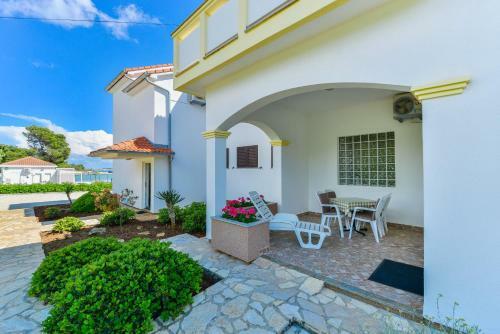 Apartments Liveri?