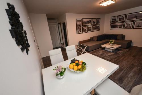 Sunset Deluxe Apartments