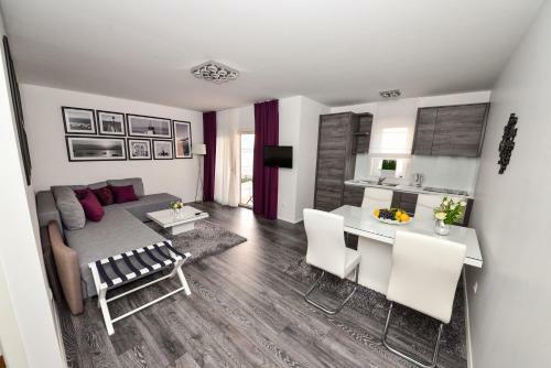 Sunset Deluxe Apartments