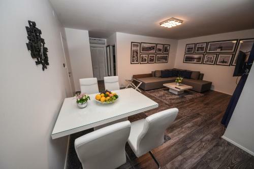 Sunset Deluxe Apartments