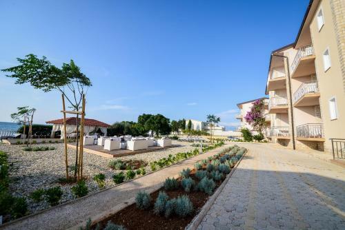 Sunset Deluxe Apartments
