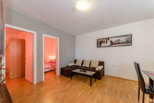 Apartments Jakovljevi?