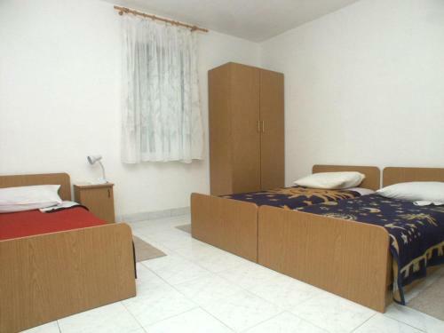 Apartments With A Parking Space Rukavac (vis) - 2473