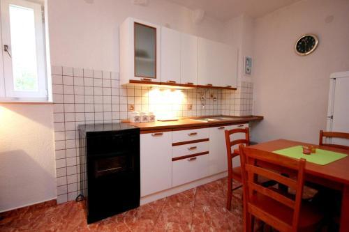 Apartments By The Sea Vis - 8932