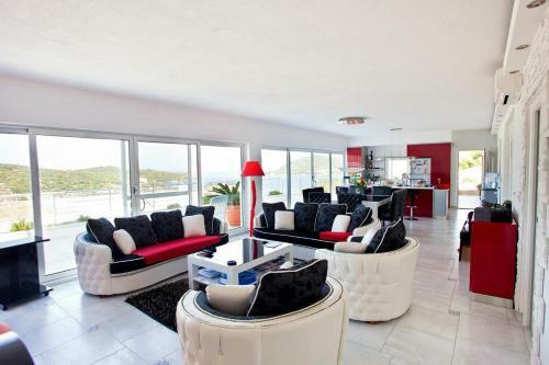 Luxury Villa With A Swimming Pool Vis - 8922