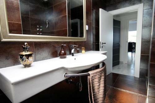 Luxury Villa With A Swimming Pool Vis - 8922