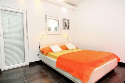 Luxury Villa With A Swimming Pool Vis - 8922