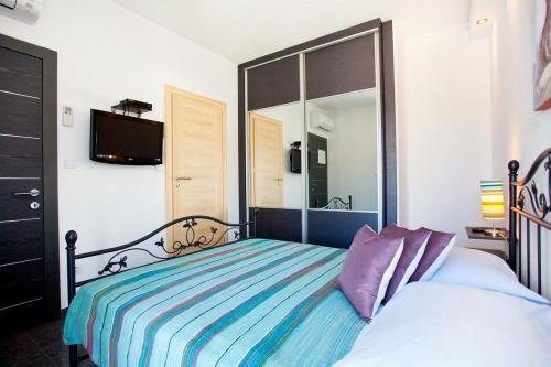 Luxury Villa With A Swimming Pool Vis - 8922