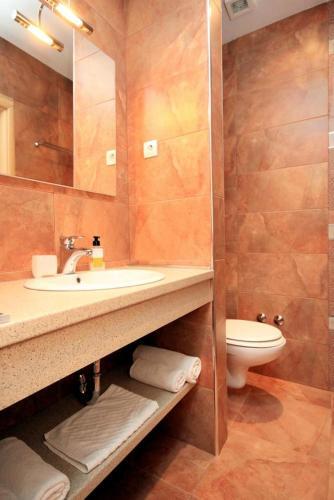 Luxury Villa With A Swimming Pool Vis - 8922