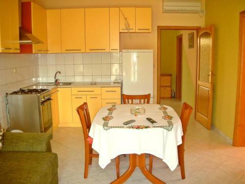 Apartments By The Sea Vis - 15926
