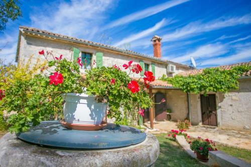 Unique Villa Bo?ket With Pool And Jacuzzi Surrounded By Nature