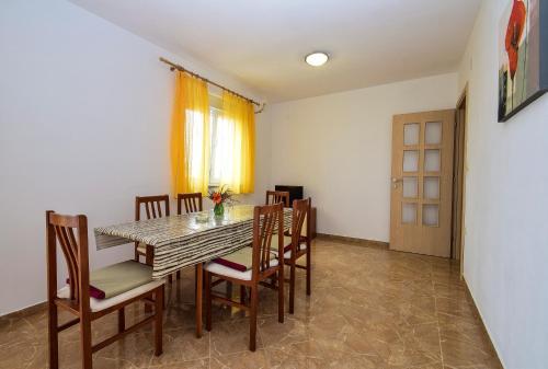 Apartments Komadina 596