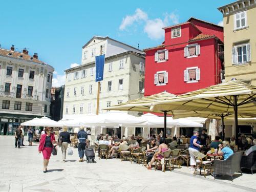 Spacious Apartment In Vodice With Garden