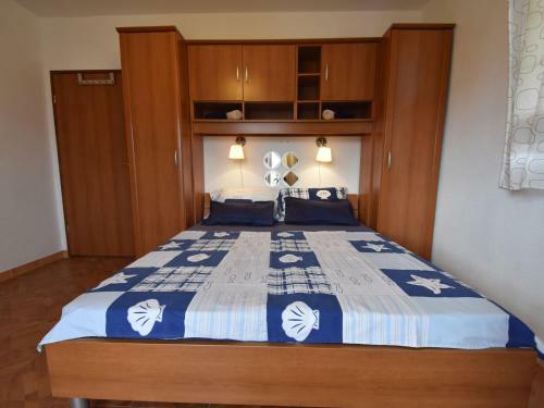 Spacious Apartment In Vodice With Garden
