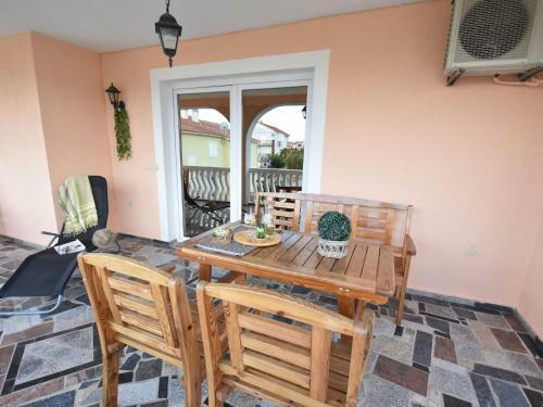 Spacious Apartment In Vodice With Garden