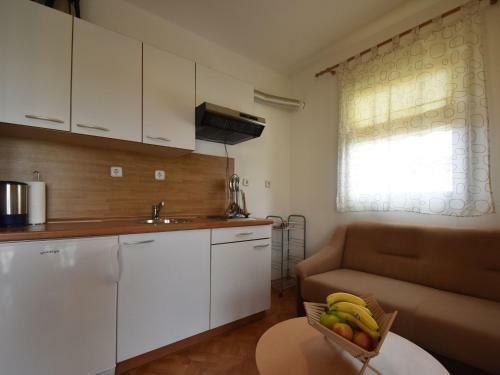 Spacious Apartment In Vodice With Garden