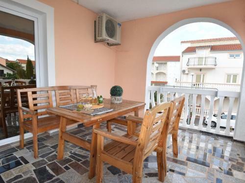 Spacious Apartment In Vodice With Garden